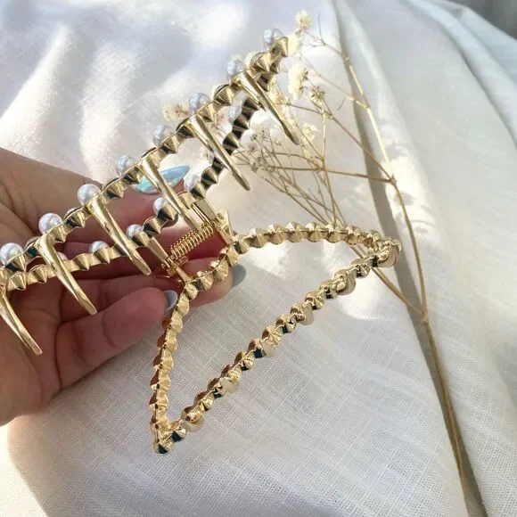 Gold pearl and rhinestone hair claw ✨🤍✨ - Picture 3 of 3